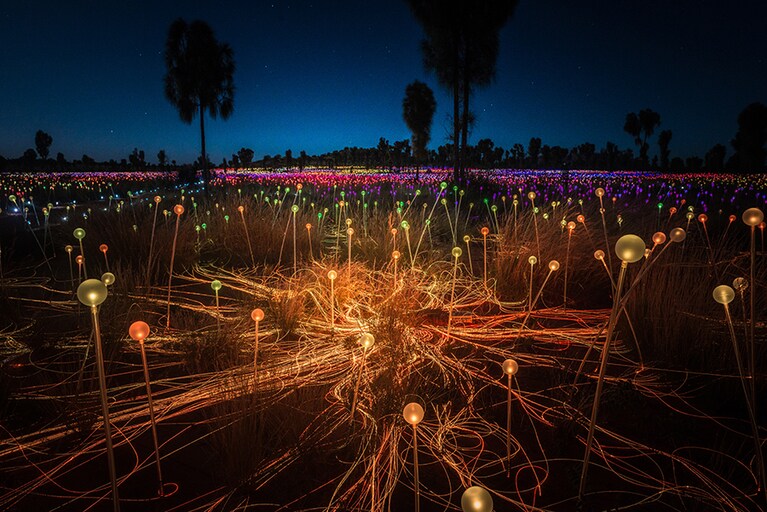 ウルルを望む大地に約5万個の球状ガラスがきらめくアート・インスタレーション「フィールド・オブ・ライト」。Photo：Tourism NT／Matt Glastonbury