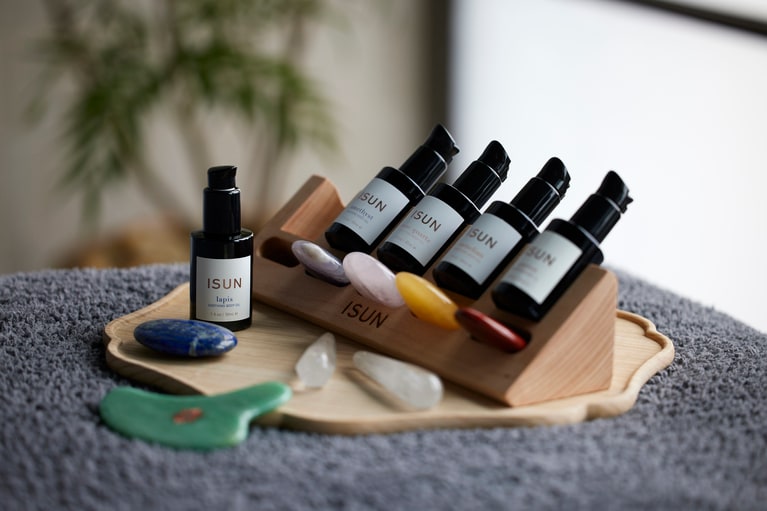 マインドフルルームには、「SPA by JW」でも利用するウェルビーイングコスメブランド「ISUN」のボディオイルを常備。