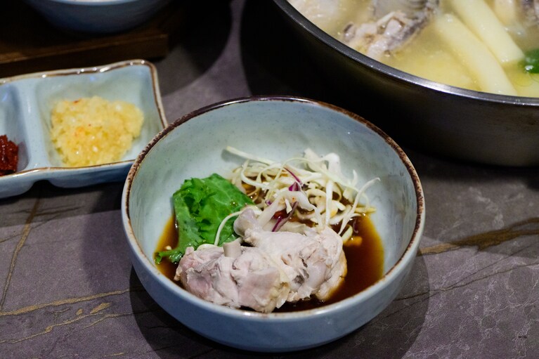 タレと一緒に千切りしたキャベツと一緒に、ふかふかの鶏肉をいただきます！　お好みでマスタードやお酢を入れても美味。
