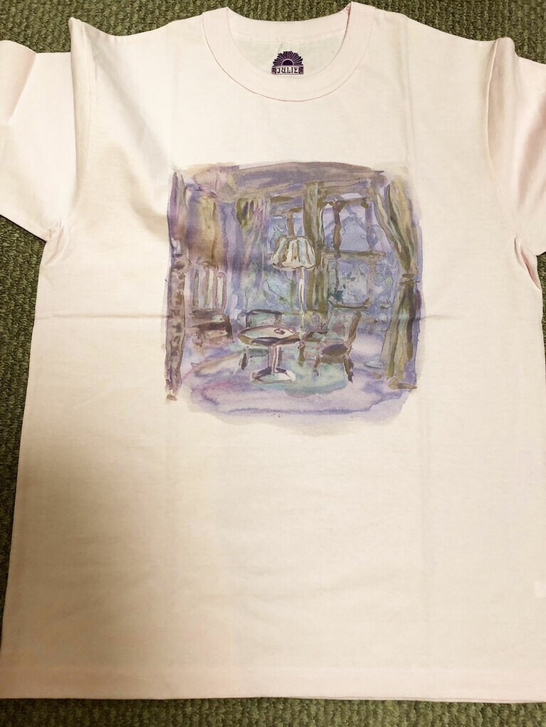 背中の「OLD GUYS ROCK」がイカすわ！　お出かけにも着ていける、オシャレなデザインである。背景に映る地味なカーペットについては触れないででいただきたい。