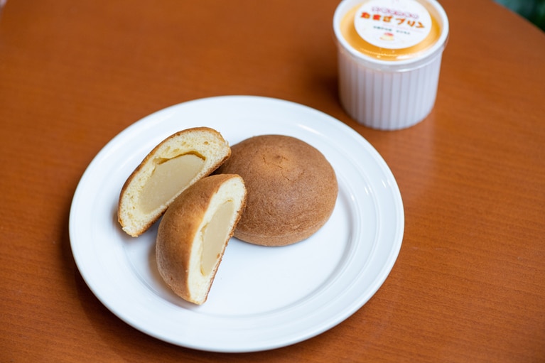 左：五島椿 130円、右：大石さんちのたまごプリン 180円。