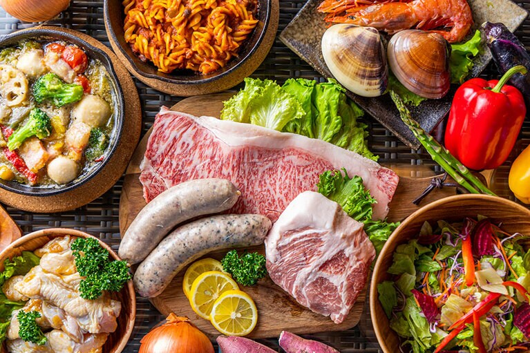 自然豊かな茨城の地元食材を豪快に焼き上げるグランピングBBQも楽しみのひとつ。自由に好きな食材を持ち寄り、オリジナルBBQを楽しむ「素泊まりプラン」もあり。