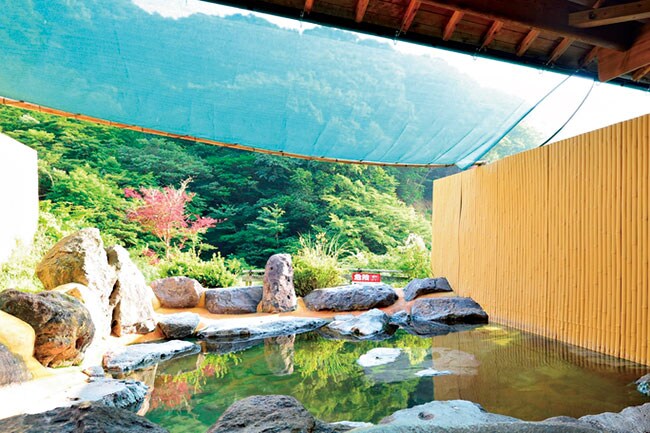 【塚原温泉 火口乃泉】由布院の奥座敷・伽藍岳の中腹にある強酸性の温泉。鉄イオンの多さは全国1位を誇る。泉温は40度前後で日々変化。