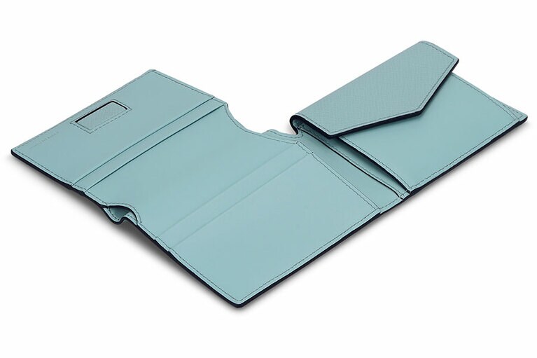 サイズ：W10×H8.5×D2cm(札入れ1、コインケース1、カードスロット6)。