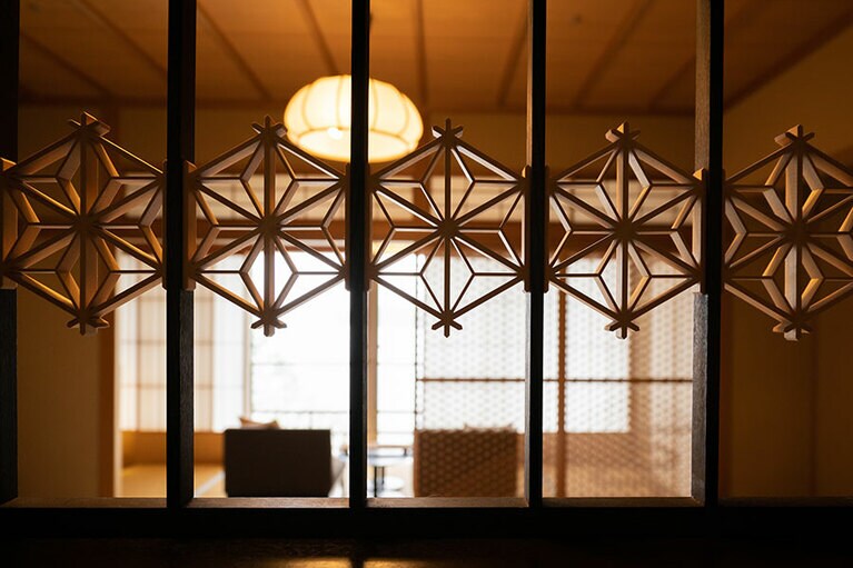 繊細な組子細工から中を覗き込むようにして客室へ。