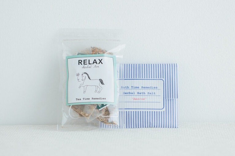 「ハーブティー&バスソルト ギフトセット “Relax”」左から：“Relax”ティーバッグ5個入り、バスソルト“Rescue”1個入り 1,100円／Bath time remedies