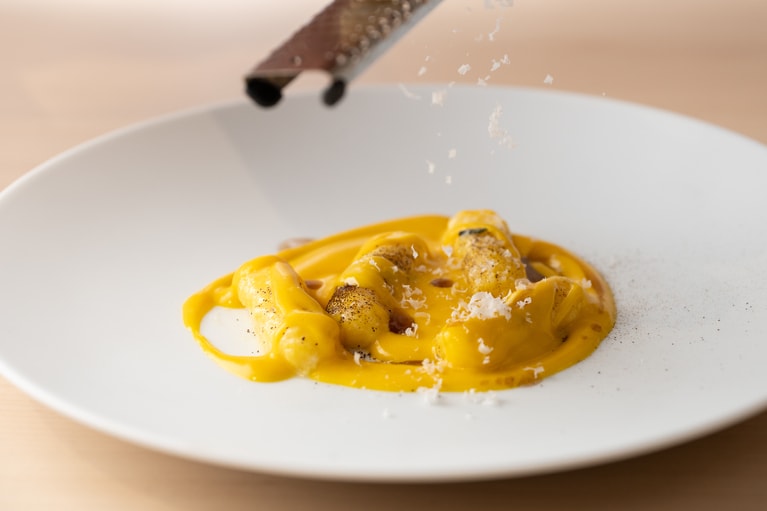 仕上げのチーズを香りよく。