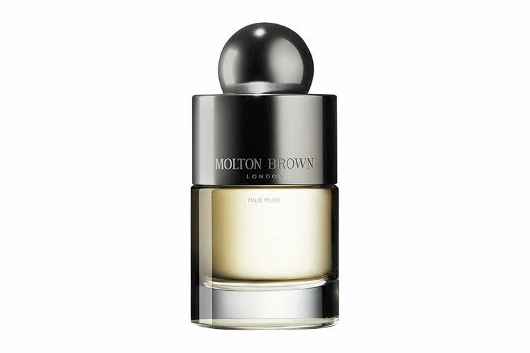 ミルクは子ども時代に認識する香りのひとつで、ムスクと絡み合い、ノスタルジックな感情へと誘う。ミルクムスク オードトワレ 100mL 15,400円／モルトンブラウン