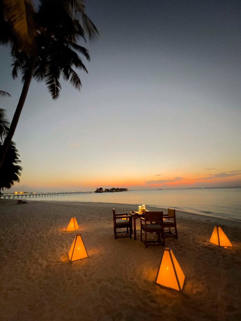 少し離れた場所には、プライベートディナーのセッティングが。なんてロマンチック！