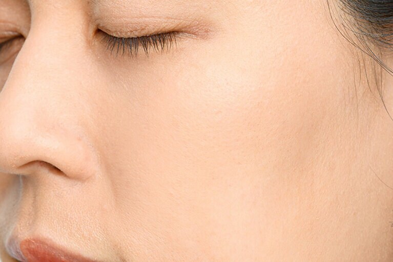 印影を際立たせてメリハリのある顔立ちを演出。