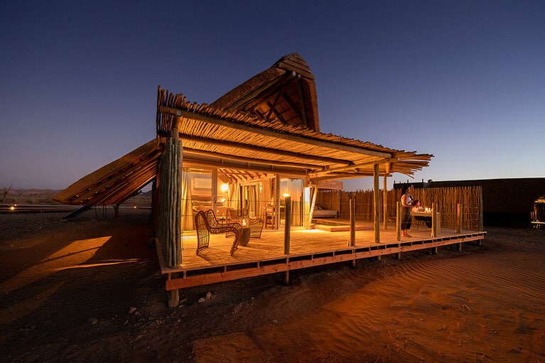 完璧な暗闇と静寂に包まれる砂漠の夜。満天の星が広がる光景は、宇宙にいるようで幻想的。©Wilderness