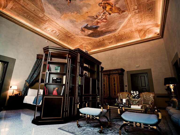 可憐な天使のフレスコ画の天井を持つ“ベアトリーチェ・マスター・スイート”。