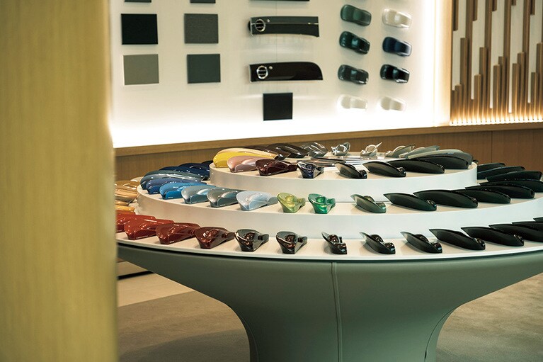 カラーバリエーションの中にはシークエントブルーも。