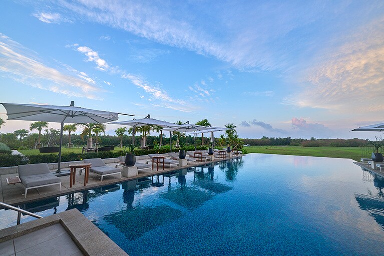 「クラブインターコンチネンタルウィング」に宿泊するゲスト専用プールがなんとも贅沢。