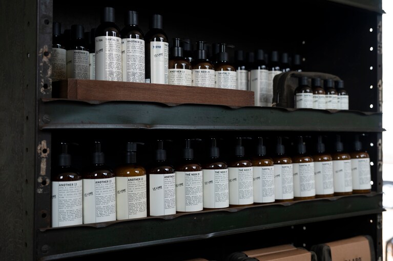 新緑に包まれながら香りと向き合う。移動する店舗ならではの「ル ラボ オン ウィールズ」を軽井沢で体験