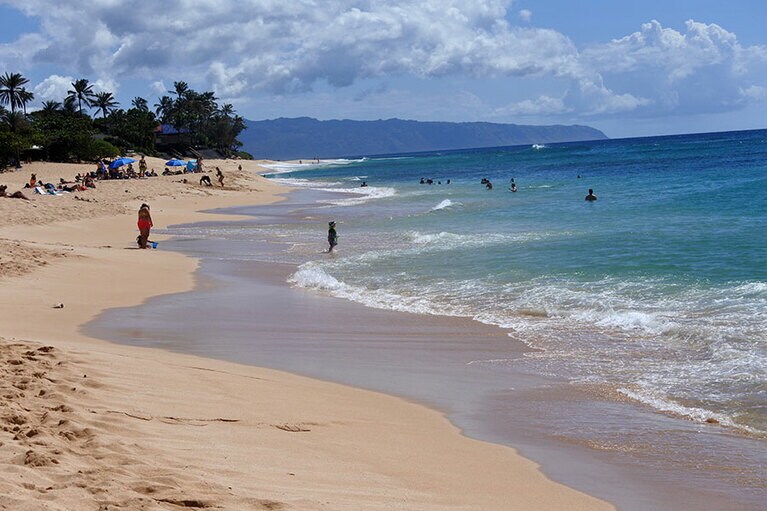 観光ツアーバスも訪れる、人気のサンセットビーチパーク。