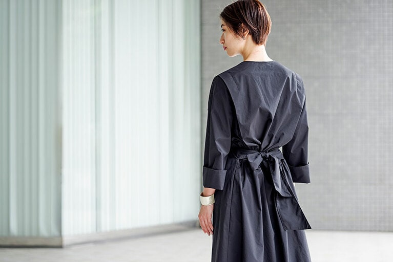 ベルトを背中で結べば、後ろ姿も艶やかに。