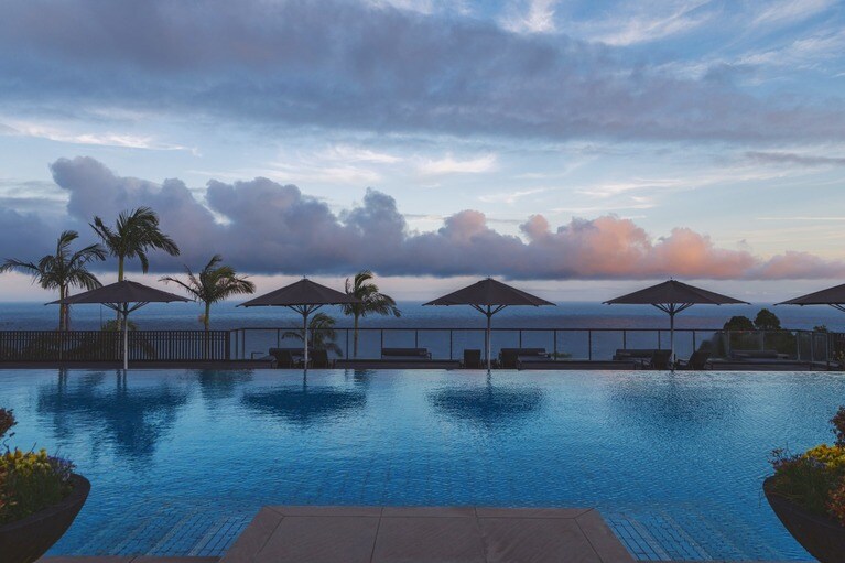 海と空の絶景を望むインフィニティプール。