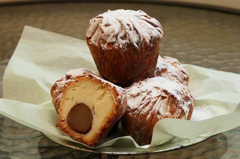 【パティスリーアルファ】ころんとした形が可愛い焼きモンブラン。一番人気のプレーンのほか、アールグレイ紅茶、ゲランドの塩など季節限定も含めて常時10種類ほどのラインナップで各330円。個装されているのでお土産にぴったり。