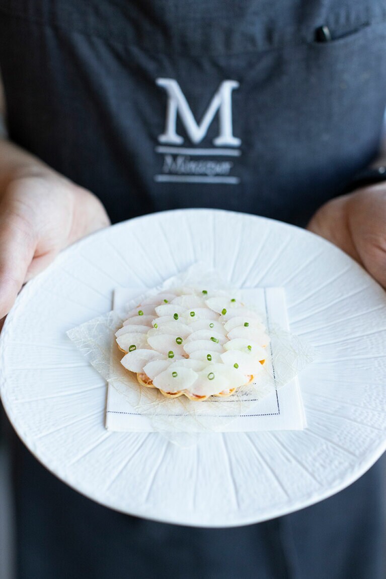 地域の生態系を映す「Mirazur」の料理。写真は蕪とオマールのタルト。© Mirazur