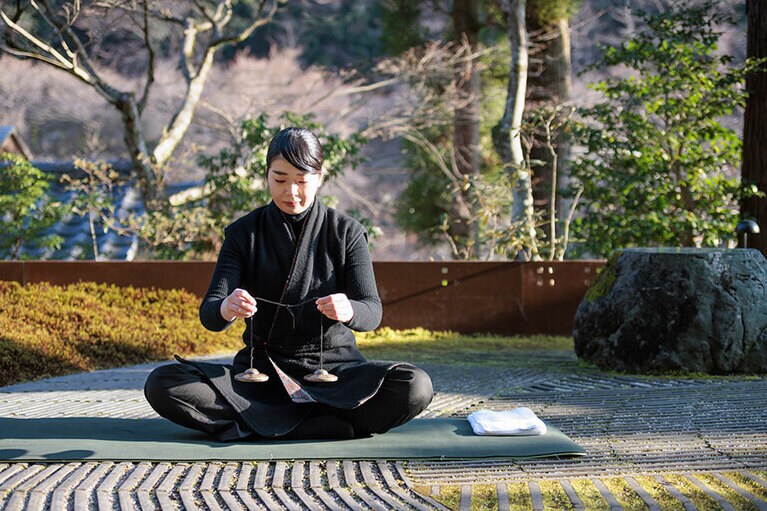 最後は5分間の瞑想タイム。心に響くような鐘の音で覚醒する。