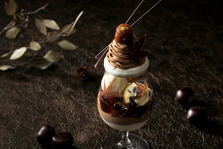 「パルフェ マロン ～栗のパフェ～」のイメージ。「ナイトタイム限定 パフェ付きプレミアムプラン」1名 10,000円（シャインマスカットのアフタヌーンティー、パルフェ マロン、スパークリングワイン1杯、25種のカフェフリー／税・サ込）。