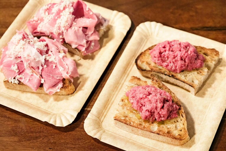 馬肉と燻製ニシンのタルタル（右12ユーロ）と西洋山葵が香る豚肩肉の燻製（左10ユーロ）。