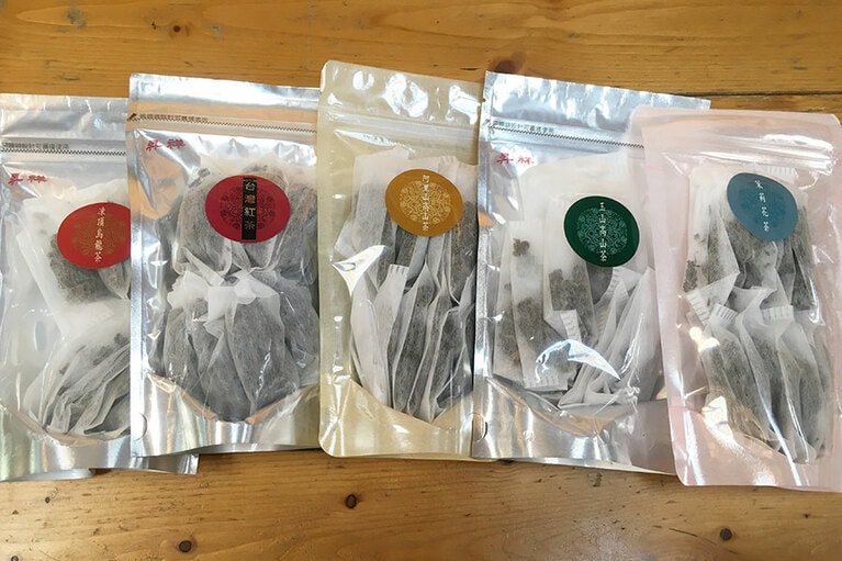 各種ティーバック茶 10個入り 各200元。