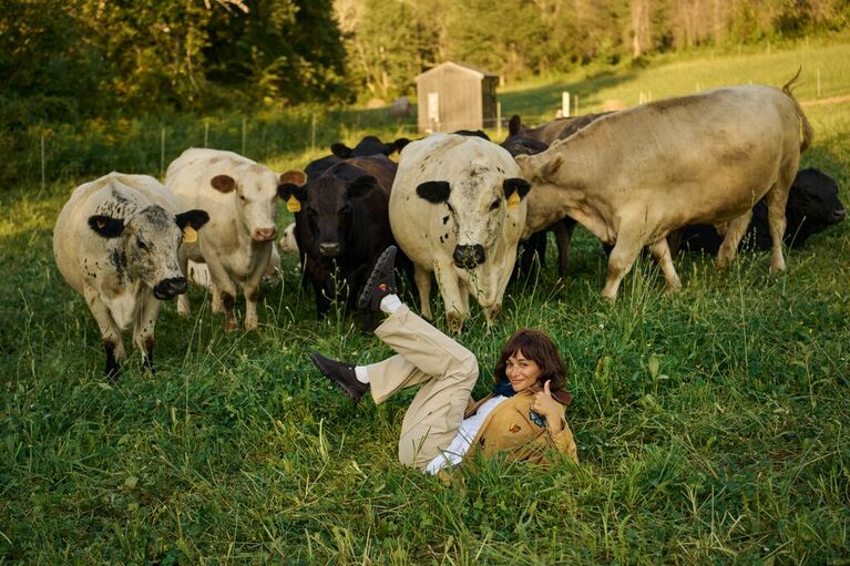 オン×スカイ ハイ ファーム グッズのコラボコレクション第1弾、ビジュアルより。