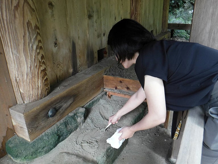 稲佐の浜の砂と素鵞社の床下の砂を交換。神の砂を持ち帰り、お守りに。