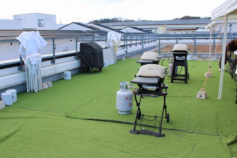 バーベキューで使用するのは、weber 社製グリル。アメリカで 60%のシェアを占める、プロフェッショナル向け機材。