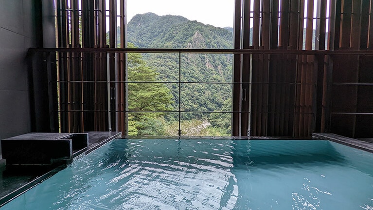 半露天の部屋風呂は贅沢な造り。「月見」の浴室フロアは他の客室の約2倍あります。