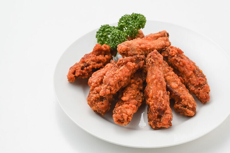 ピリ辛ハーフチキン 195円(100g 約5本)。