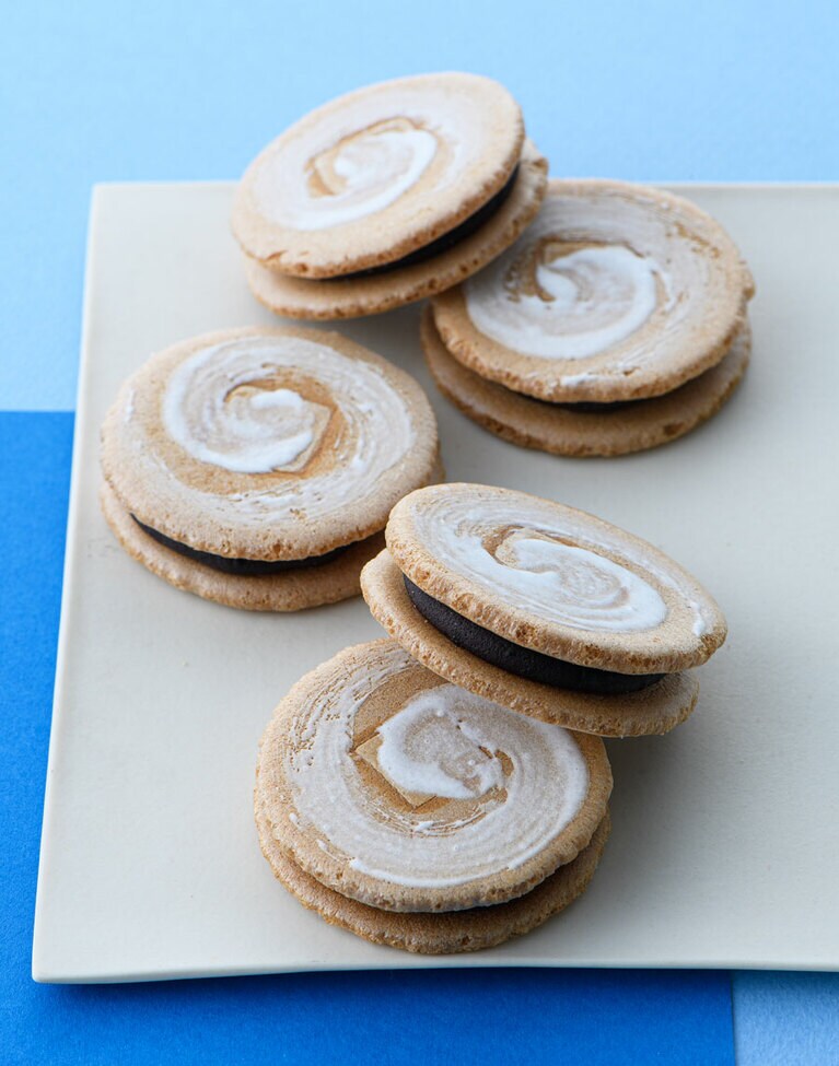 麩焼きせんべいに砂糖蜜で描かれた千家好みの渦の模様も美しいお菓子。濤々 6個 2,200円／御菓子司 鍵善良房