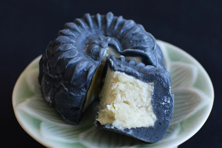 中に入っているのは、混じりっけなしのピュア・ドリアン。フレッシュなドリアンの実をペーストにしたもの。中に入っているのは、混じりっけなしのピュア・ドリアン。フレッシュなドリアンの実をペーストにしたもの。2,000円(ドリアン餡、緑豆餡、2個ずつ)。