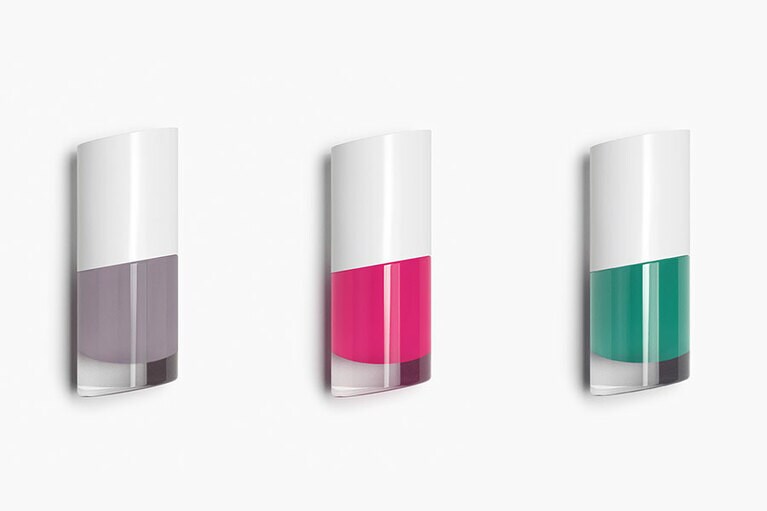 天然成分が高比率で配合されているネイル。ネイルポリッシュ 左から、ほんの少しパープル味のあるミルキーグレーのNC801 EASY、80’sの匂いがするフューシャピンクのNC130 FUSCHIA MOON、ちょっとくすんだお洒落グリーンのNC505 TEAL TALES 各8mL 1,190円／ZARA