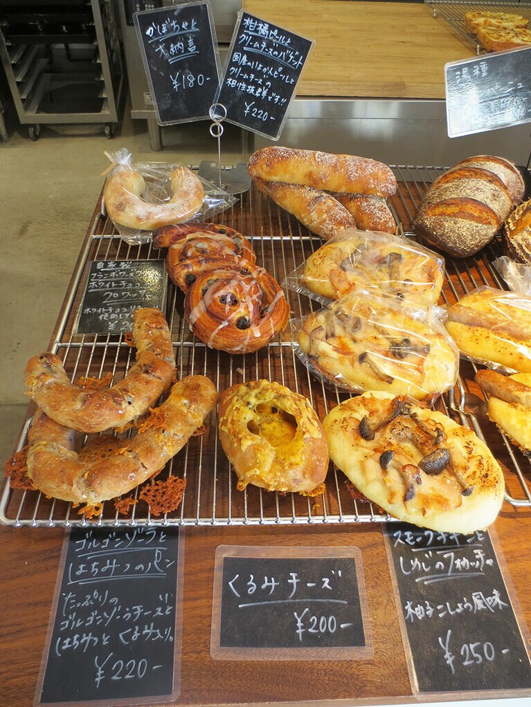 オーブン前の平台にパンが並ぶ様子。