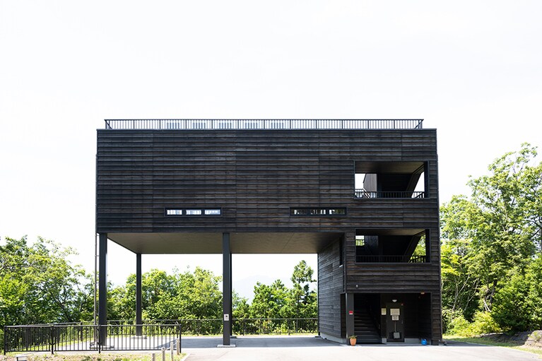 トキを見れるチャンスはもちろん、豊かな里山の風景が一望できるのも魅力。