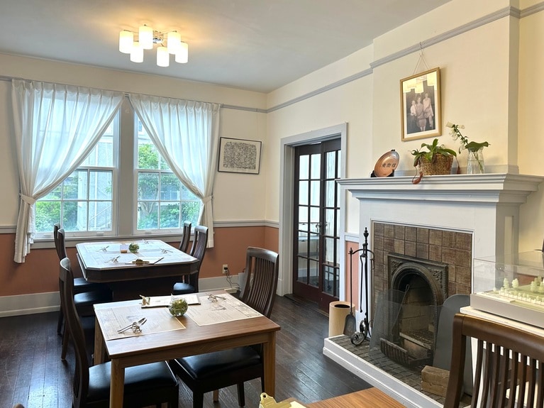 暖炉のあるダイニングルーム。