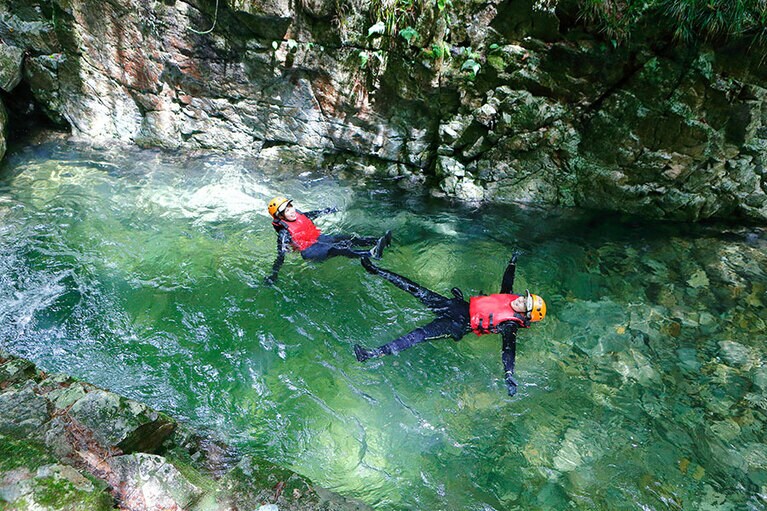滝つぼでシャワークライミング。