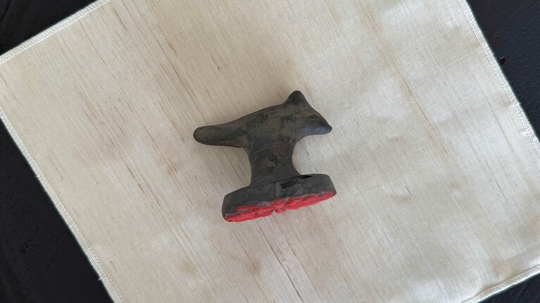 ケミ地獄の始まり、ジウンさんのファースト古道具。文鎮代わりに使っているハンコ。