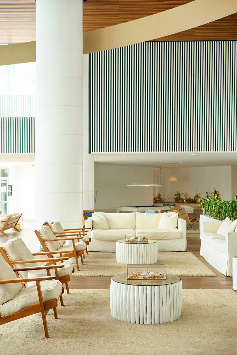 左：白のワントーンながら有機的なロビー。
右：スパ「エレメ」。「Sodashi」など国内のオーガニック素材を使う。マッサージセラピー60分 165ドルなど。