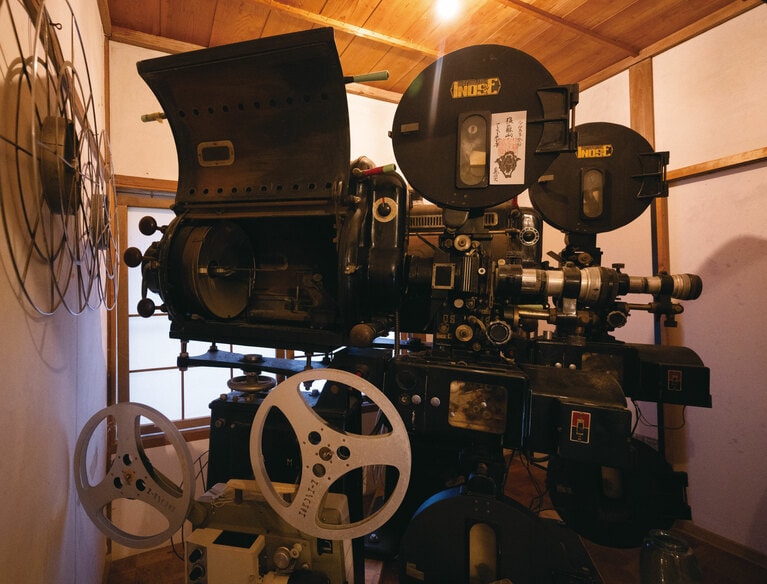 かつて島の銀幕を支えていた、古い35mmカーボン式映写機の展示も。