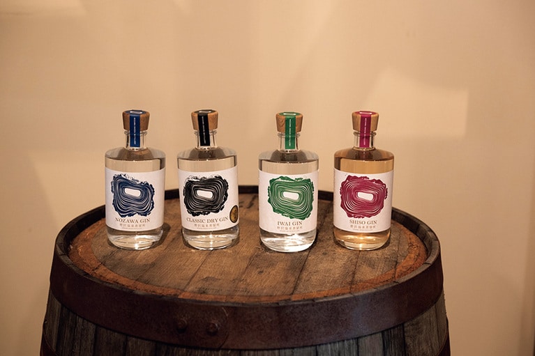 海外からも高い評価を受けている定番のクラフトジン。各4,850円（500ml）、2,600円（200ml）。