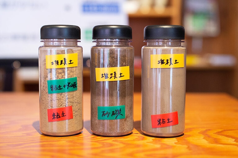 「ワインの学校」では、テイスティングしたワインの葡萄が育った畑の土にも触れる。