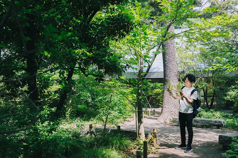 入り口でもらえるパンフレットを手にヒメアジサイを探す佐藤さん。