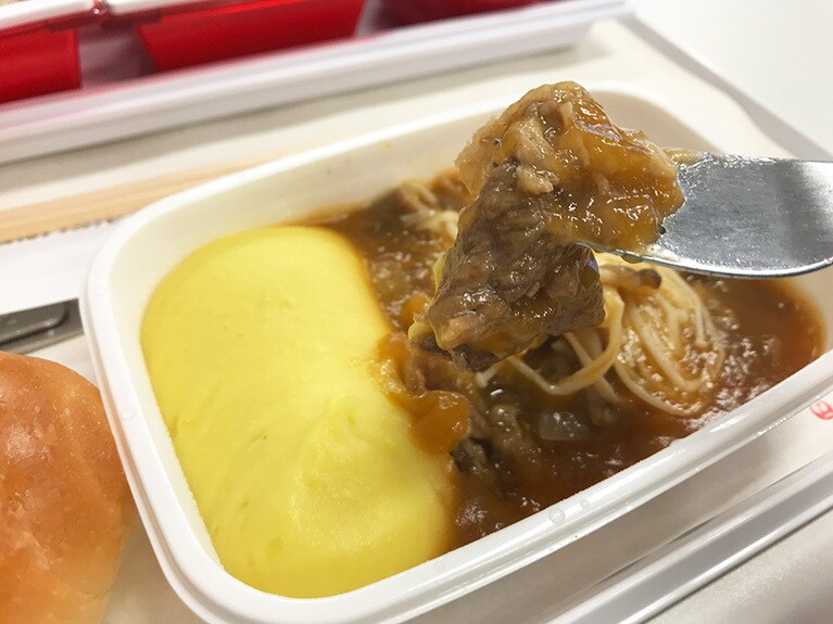 きのこの下には肉もたっぷり入っている。