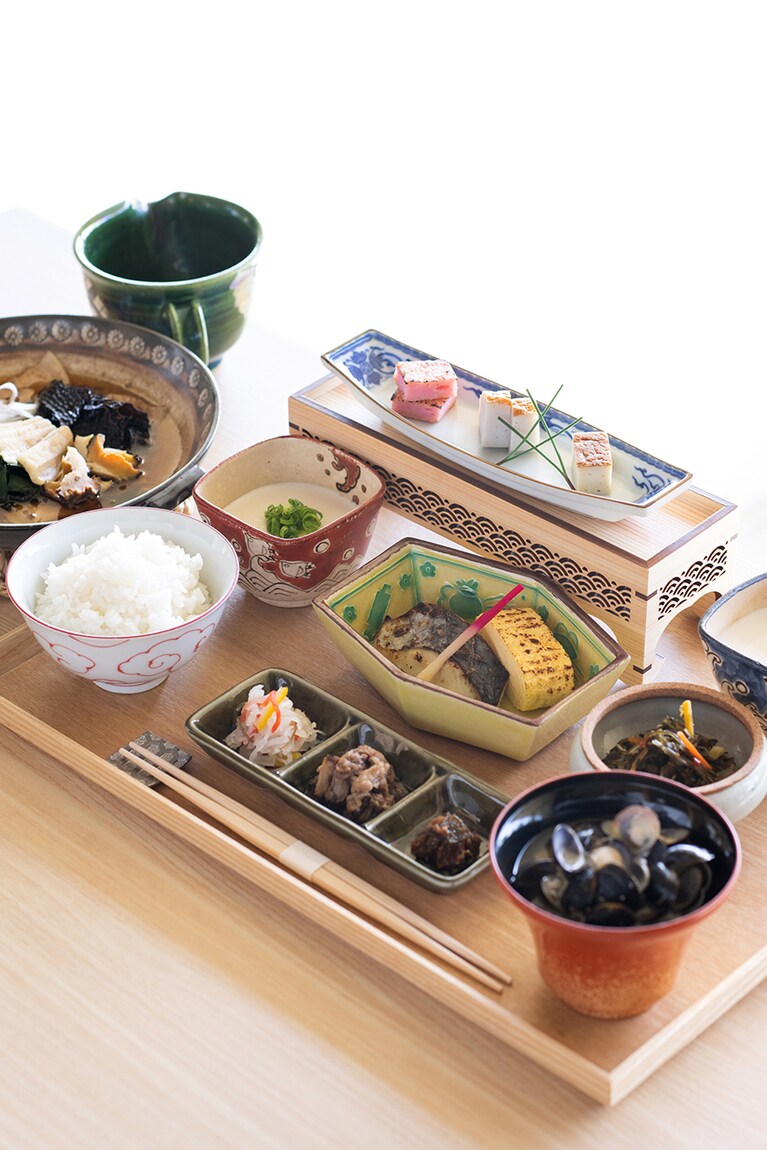 参拝前にはしっかり朝ごはんを。「あらめ磯鍋」など、郷土色豊かなメニューが美味。