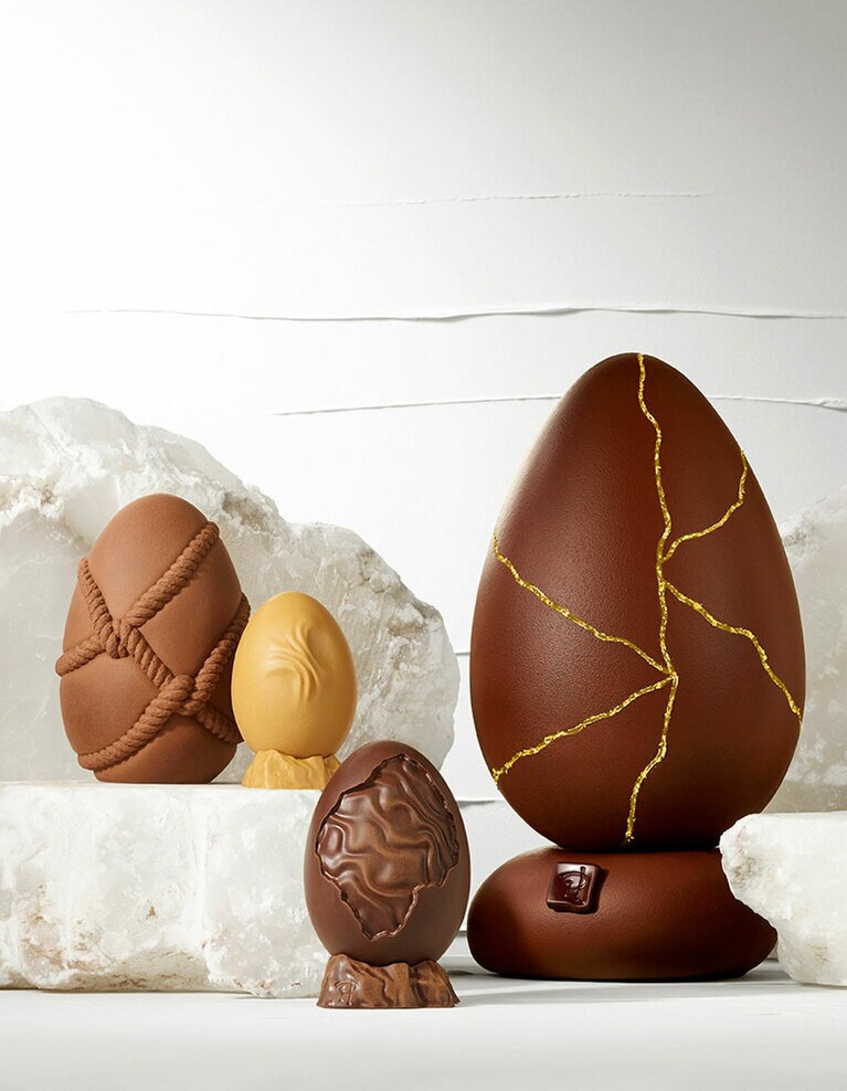 大小さまざまなイースターエッグ。