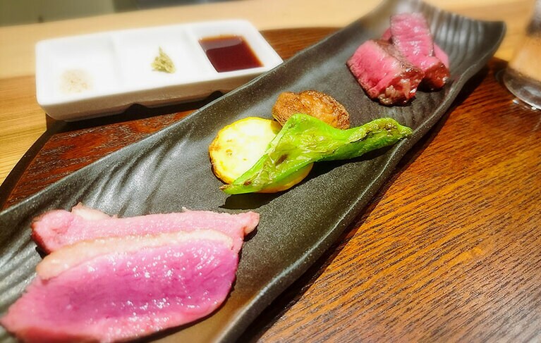 藻塩、赤ワインと醤油の煮切りなど、お好みで。